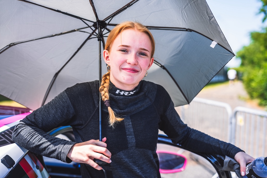 ”Udover at det var vanvittigt varmt, havde jeg igen problemer med bilen,” siger Lærke Rønn.
(Foto: A1 Work)